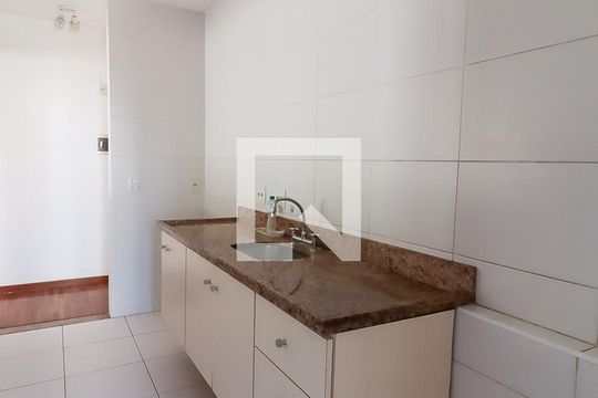 Cozinha de apartamento para alugar com 2 quartos, 85m² em Real Parque, São Paulo