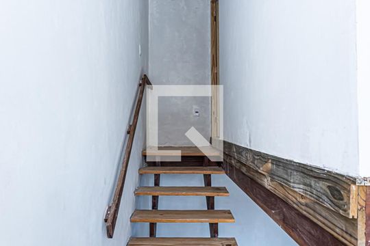 Escada de casa para alugar com 1 quarto, 80m² em Chácara Inglesa, São Paulo