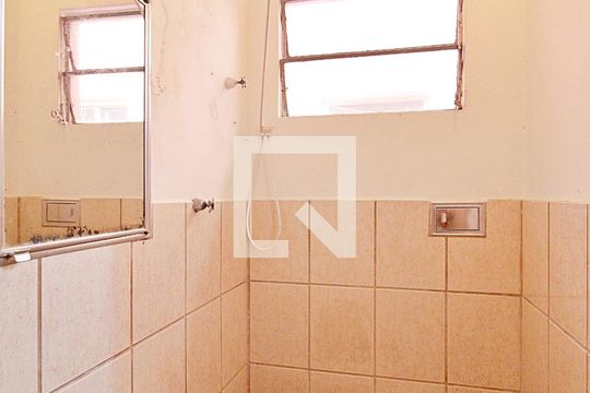 Banheiro de serviço de casa de condomínio à venda com 2 quartos, 170m² em Campestre, Santo André