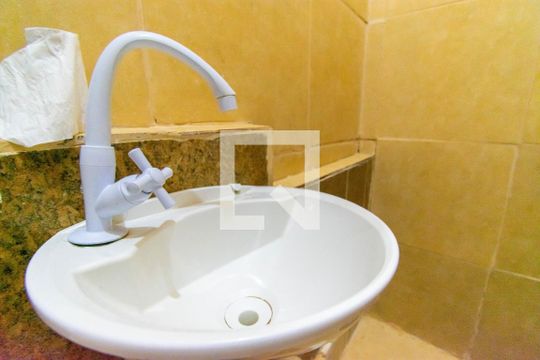 Banheiro de casa de condomínio para alugar com 1 quarto, 12m² em Jardim Avelino, São Paulo