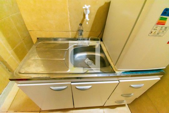 Cozinha de casa de condomínio para alugar com 1 quarto, 12m² em Jardim Avelino, São Paulo