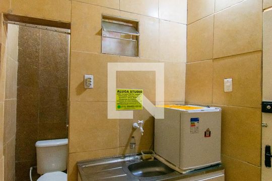 Cozinha de casa de condomínio para alugar com 1 quarto, 12m² em Jardim Avelino, São Paulo