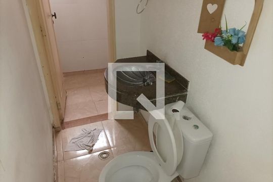 Banheiro de kitnet/studio para alugar com 1 quarto, 10m² em Jardim Avelino, São Paulo