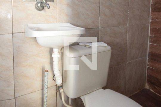 Banheiro de kitnet/studio para alugar com 1 quarto, 15m² em Jardim Avelino, São Paulo