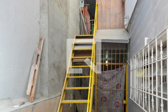 Escada de kitnet/studio para alugar com 1 quarto, 15m² em Jardim Avelino, São Paulo