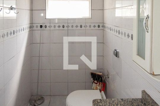 Banheiro de kitnet/studio para alugar com 1 quarto, 10m² em Jardim Avelino, São Paulo
