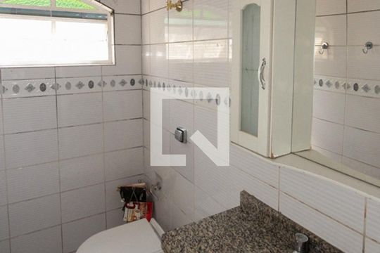 Banheiro de kitnet/studio para alugar com 1 quarto, 10m² em Jardim Avelino, São Paulo
