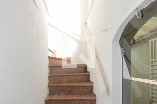escada de kitnet/studio para alugar com 1 quarto, 10m² em Jardim Avelino, São Paulo