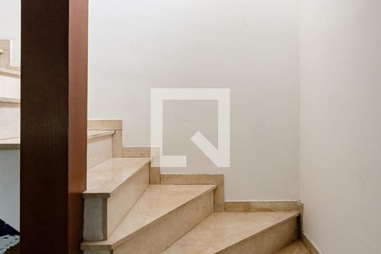 Escadas de casa à venda com 3 quartos, 500m² em Cidade Vargas, São Paulo
