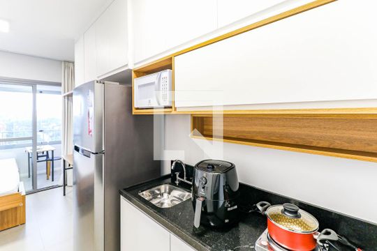 Cozinha de kitnet/studio para alugar com 1 quarto, 20m² em Jardim das Acácias, São Paulo