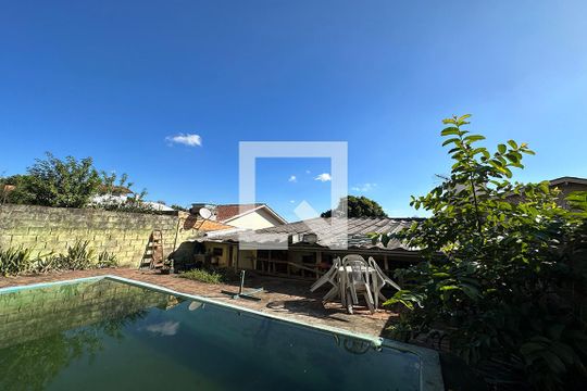 Área externa de casa à venda com 3 quartos, 150m² em Guarani, Novo Hamburgo