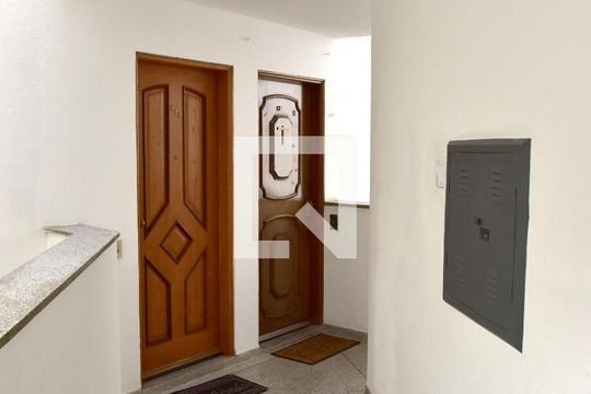 Hall de entrada de apartamento à venda com 2 quartos, 65m² em Vila Sao Paulo, São Paulo