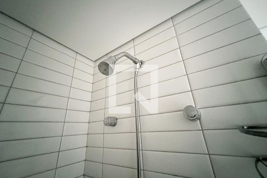 Banheiro de kitnet/studio para alugar com 1 quarto, 40m² em Pompeia, São Paulo
