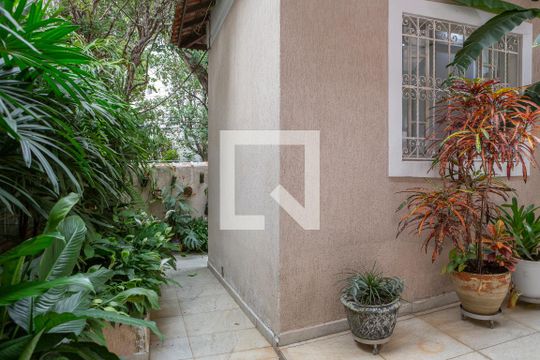 Quintal de casa para alugar com 3 quartos, 300m² em Água Branca, São Paulo