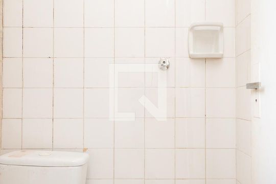 Banheiro de serviço de apartamento para alugar com 2 quartos, 64m² em Parque Terra Nova, São Bernardo do Campo