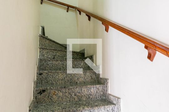Escadas de casa de condomínio para alugar com 3 quartos, 145m² em Chácara Seis de Outubro, São Paulo
