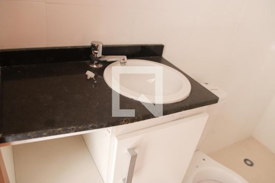 Banheiro de casa de condomínio à venda com 2 quartos, 50m² em Parque Edu Chaves, São Paulo