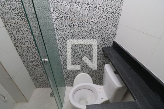 Banheiro de apartamento para alugar com 2 quartos, 45m² em Jardim Santa Teresinha, São Paulo