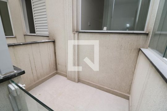 Área externa de apartamento para alugar com 2 quartos, 45m² em Jardim Santa Teresinha, São Paulo