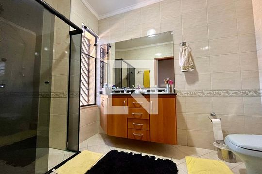 Banheiro da Suíte 1 de casa à venda com 3 quartos, 380m² em Jardim Textil, São Paulo