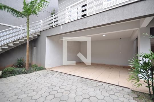 Garagem de casa para alugar com 3 quartos, 250m² em Vila Pedra Branca, São Paulo