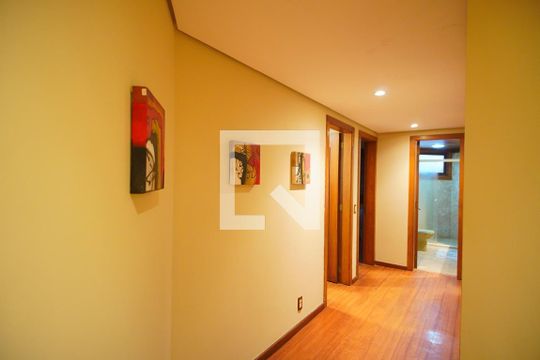 Corredor - Quartos de apartamento para alugar com 3 quartos, 240m² em Bela Vista, Porto Alegre