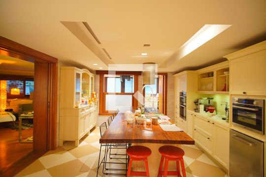 Cozinha de apartamento para alugar com 3 quartos, 240m² em Bela Vista, Porto Alegre
