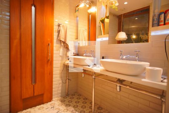 Banheiro da Suíte de apartamento para alugar com 3 quartos, 240m² em Bela Vista, Porto Alegre