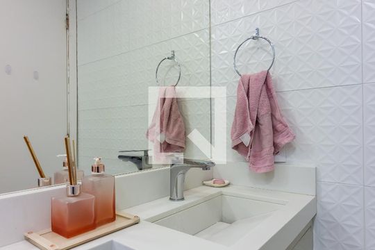 Banheiro  de apartamento à venda com 2 quartos, 48m² em Santa Maria, Osasco