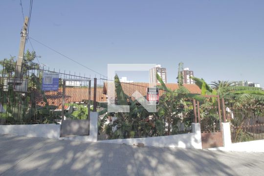 Vista da Rua de casa à venda com 4 quartos, 200m² em Vila Jardim, Porto Alegre