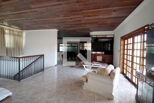 Casa para alugar com 4 quartos, 900m² em Vila Trujillo, Sorocaba