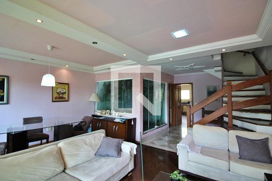 Casa à venda com 3 quartos, 230m² em Nova Petrópolis, São Bernardo do Campo