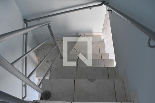 Escada de casa para alugar com 3 quartos, 70m² em Campo de Santana, Curitiba