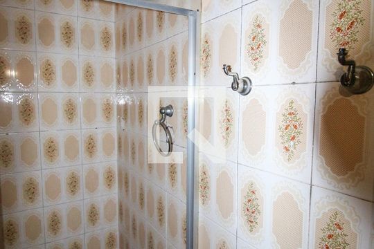 Banheiro de apartamento para alugar com 2 quartos, 56m² em Conjunto Residencial José Bonifácio, São Paulo