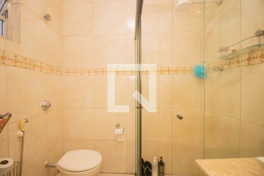 Banheiro de apartamento à venda com 1 quarto, 65m² em Rio Branco, Porto Alegre