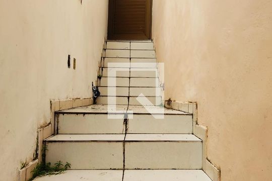 Escada entrada de casa para alugar com 2 quartos, 100m² em Engenho Velho da Federação, Salvador