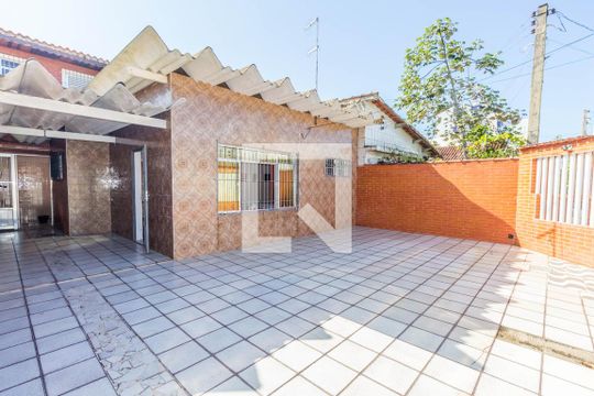 Fachada de casa para alugar com 2 quartos, 135m² em Caiçara, Praia Grande