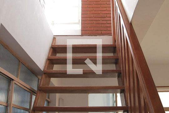 Escada para os quartos de casa para alugar com 3 quartos, 180m² em Centro, Embu das Artes