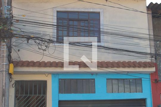 Frente do imovel com placa instalada  de casa para alugar com 3 quartos, 180m² em Centro, Embu das Artes
