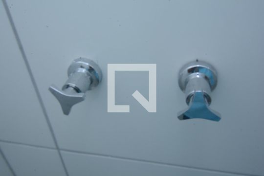 Banheiro Social de apartamento para alugar com 2 quartos, 58m² em Cordovil, Rio de Janeiro