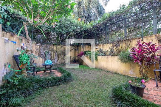 Quintal de casa à venda com 3 quartos, 200m² em Sumaré, São Paulo