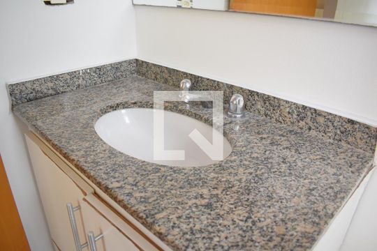 Banheiro da suíte de apartamento para alugar com 3 quartos, 99m² em Uberaba, Curitiba