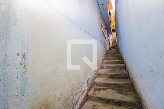 Escada de casa para alugar com 1 quarto, 50m² em Jardim Vivan, São Paulo