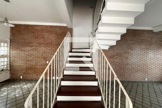 Escada de casa à venda com 4 quartos, 240m² em Indianópolis, São Paulo