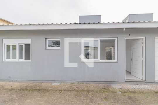 Fachada de casa de condomínio à venda com 2 quartos, 56m² em Niterói, Canoas