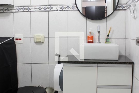 Banheiro de apartamento para alugar com 1 quarto, 50m² em Itararé, São Vicente