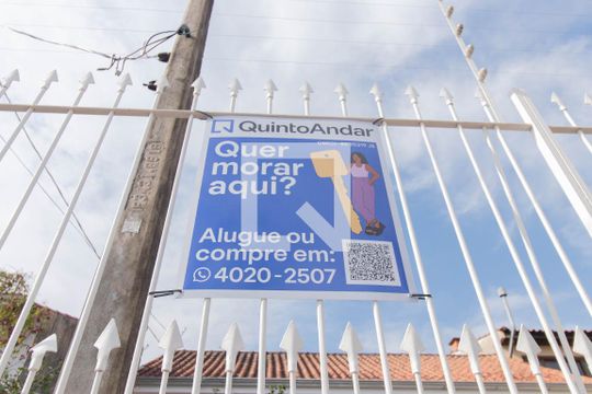 Fachada de casa à venda com 3 quartos, 180m² em Cavalhada, Porto Alegre