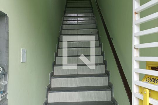 Escada de apartamento para alugar com 1 quarto, 45m² em Parque São Rafael, São Paulo