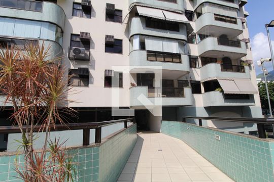 Fachada do bloco de apartamento para alugar com 2 quartos, 65m² em Freguesia (jacarepaguá), Rio de Janeiro