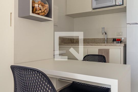 Cozinha de apartamento para alugar com 1 quarto, 27m² em República, São Paulo